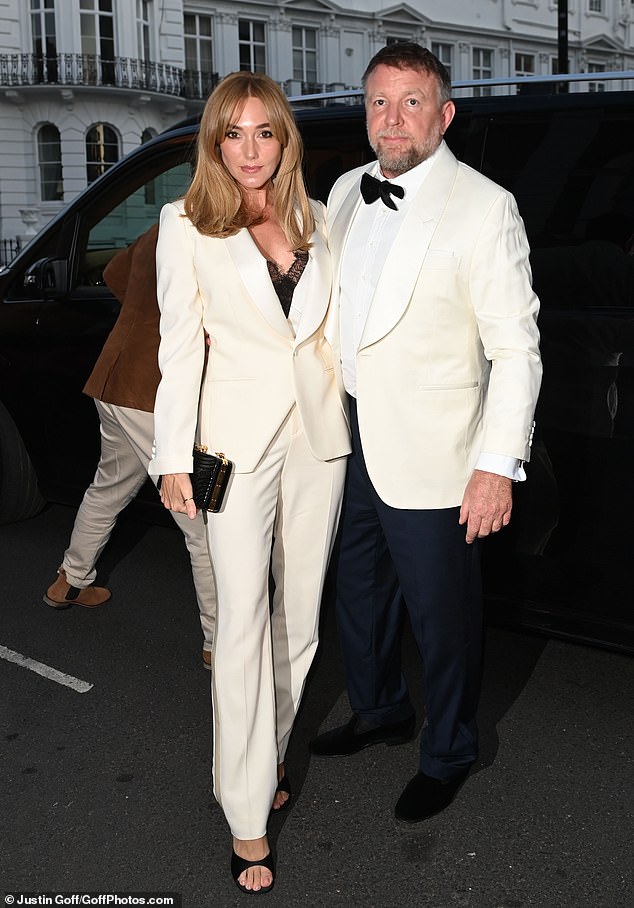 Guy Ritchie i njegova glamurozna supruga Jacqui Ainsley odlučili su se za usklađivanje bijelih ansambla