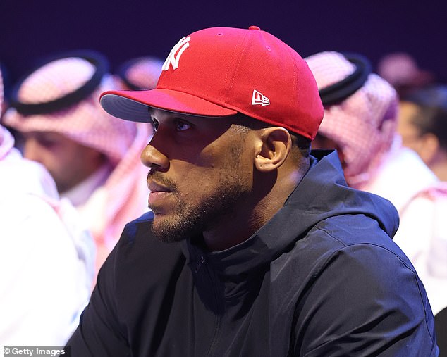 Anthony Joshua gleda s obronke dok je preuzeo akciju u ANB Areni u Rijadu