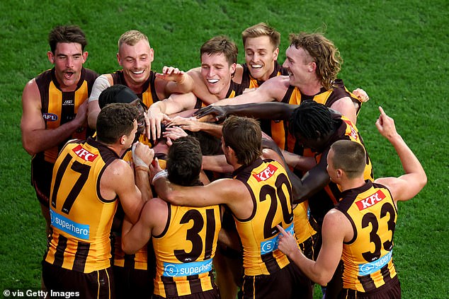 Došlo je dok je Hawthorn tvrdio ogromnu pobjedu protiv Tigrova, a Jack Gunston je udario u 500. AFL gol