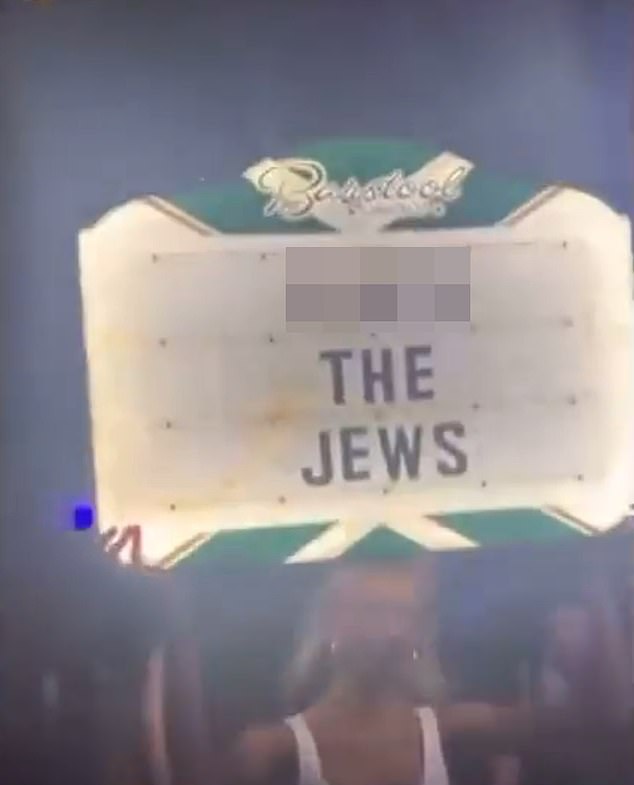 Video objavljen na Instagramu pokazao je konobaricu koja drži lagani znak u kojem kaže