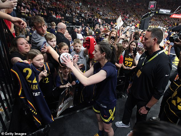 Clark su navijači navijali u Carver-Hawkeye Areni prije izložbe Indiane protiv Brazila