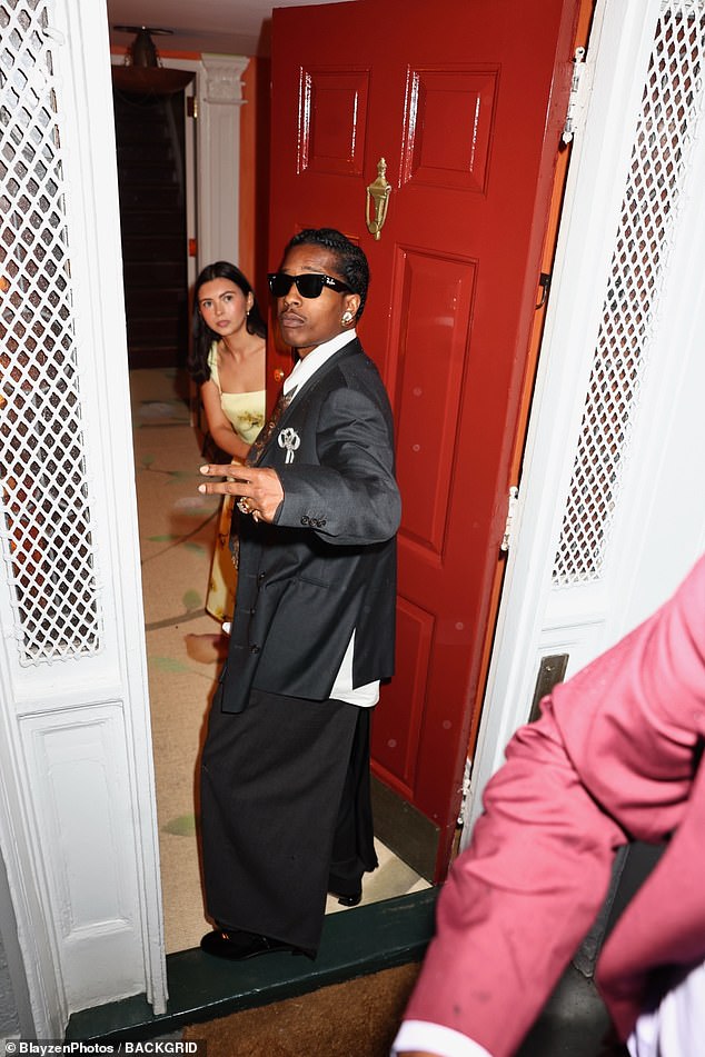 Također joj se pridružio partner A $ AP Rocky, koji je jedan od ovogodišnjih supredsjedatelja, iako Rihanna nije
