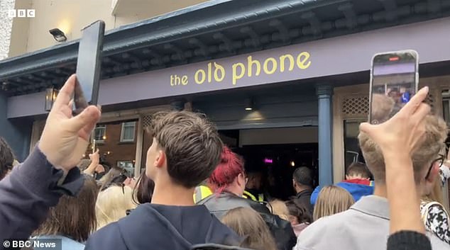 Pjevač, 34, upravo je objavio svoj novi singl stari telefon i preimenovao u Thomas Wolsey u gradskom centru Ipswich nakon melodije