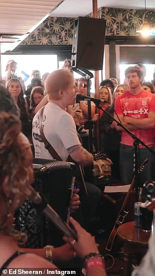 Najavio je u petak tri svirke u Ipswich Townu, Penning on Socials: 'Od Ipswicha, MA do Ipswicha, Velika Britanija ... Ovaj vikend donosimo staru telefonsku pub kući'
