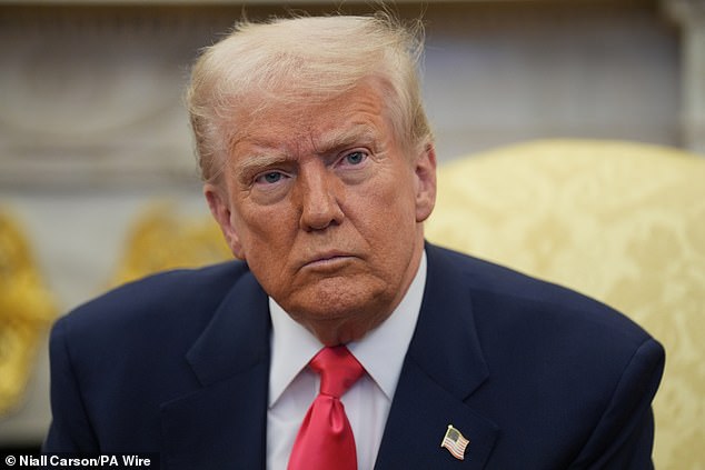 Donald Trump također nije dobrodošao na događaju s nekim kulturnim komentatorima, čak i napomenuvši da se tema osjeća vrlo upečata nakon Trumpovog imenovanja za predsjednika