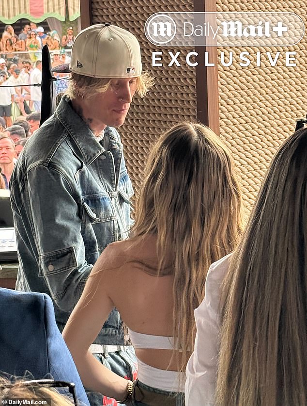 U Las Vegasu u subotu, Kelly je viđena kako razgovara s olujom sa Sydney Sweeney, koja je nedavno otkazala svoj angažman za Jonathana Davina