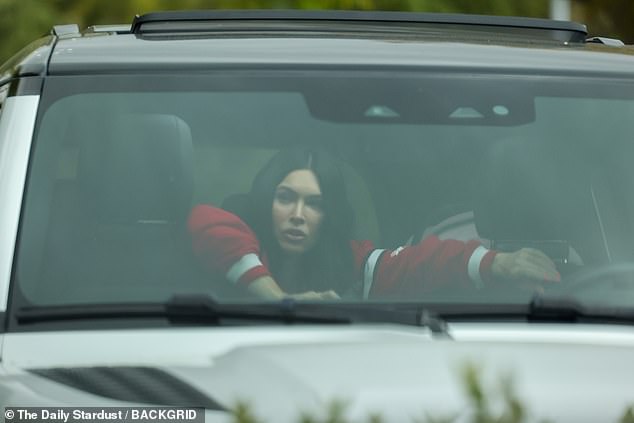 Izvor je za Daily Mail ekskluzivno rekao da Fox samo želi da MGK 'uđe u odjel tate jer je bila tako uzbuđena kako je postala roditelji s njim i onda se sve raspalo'