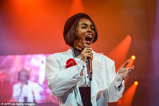 Janelle Monae pjevala je, ali tim, koji će biti 11. na mreži, nije dao ažuriranja vozača