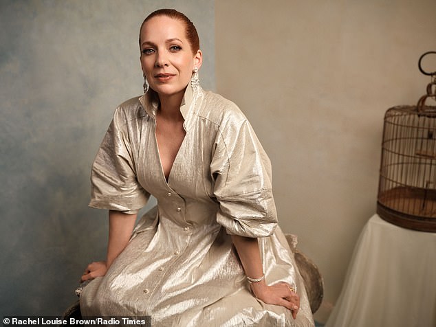 Katherine Parkinson nastavila je jednobojnu temu noseći haljinu s gumbom u kamenu i noseći srebrnu narukvicu i naušnice