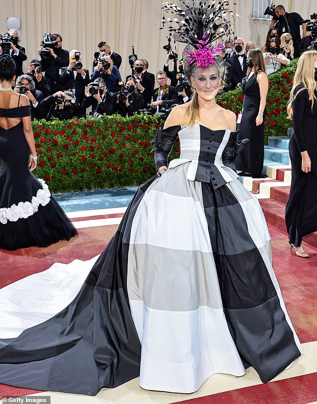 Samo nekoliko dana prije prikupljanja sredstava, Sarah Jessica Parker, navijačima je ostavila zaprepaštene jer je također potvrdila da neće prisustvovati zbog sukoba u zakazivanju (Sarah Jessica Parker viđena 2022.)