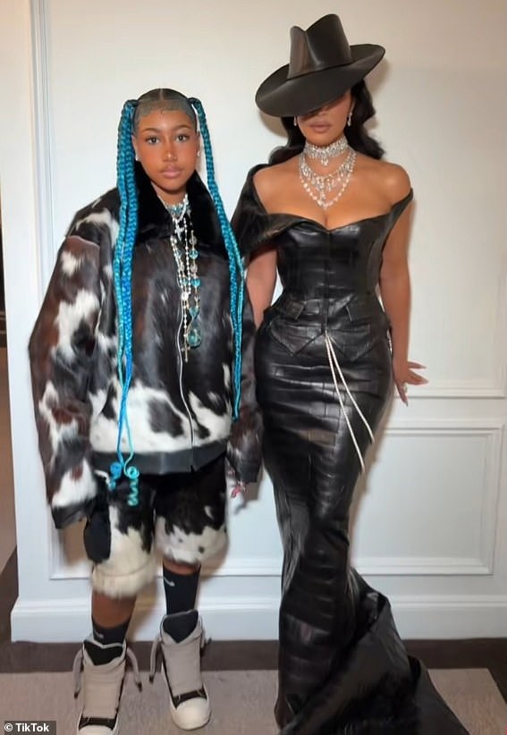 Sjeverozapad je debitovao na Met Gala 2025, zajedno sa svojom ponosnom mamom Kim usred gorke drame s pritvorom s Kanye West