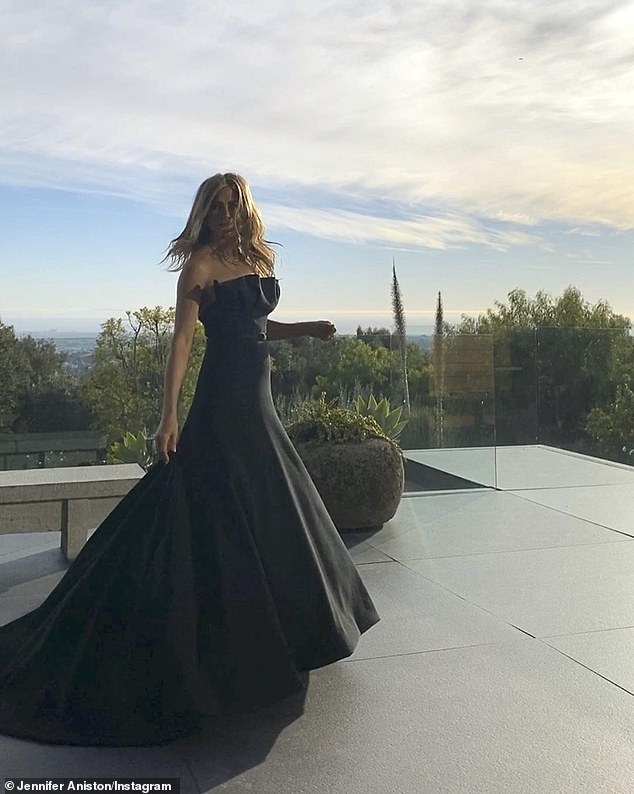Gledajući na balkon, Anistonov ljetnikovac iz sredine stoljeća također nudi nevjerojatan pogled i na Los Angeles i na ocean