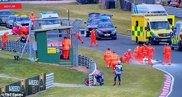 Medicini su požurili na mjesto događaja u parku Oulton nakon gomile 11 bicikla, ali dva su vozača umrla od ozljeda