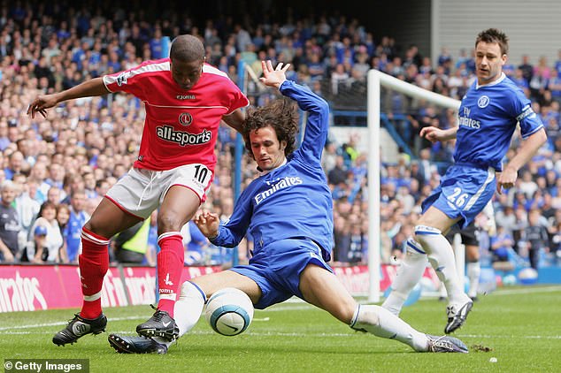 Bivši napadač Premier lige došao je kroz redove u Charlton Athletic -u prije nego što se pridružio Colchesteru 2007. godine