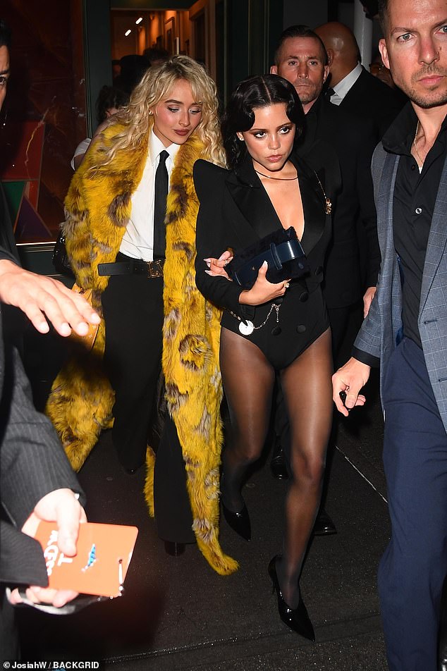 Jenna je stavila leggy zaslon u bodysuit