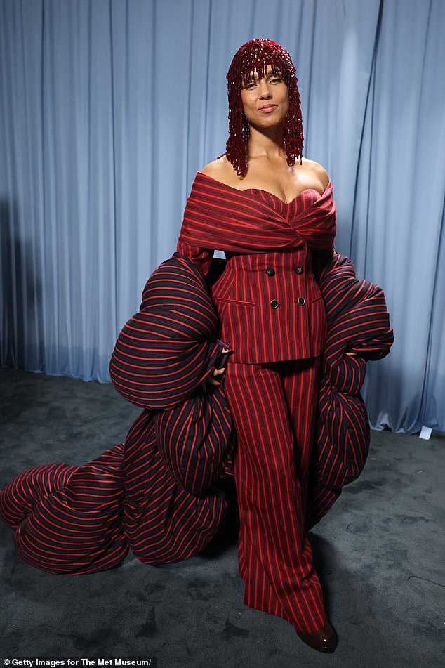 Alicia Keys izgledala je kao da je još uvijek u svom prekrivaču u crvenom Pinstriped broju Moncler