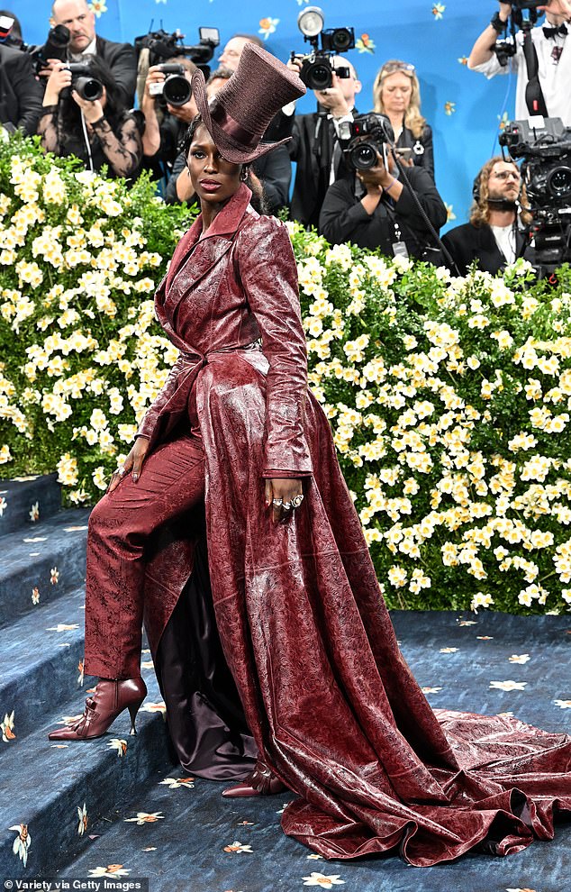 Jodie Turner-Smith, u Burberryju, uzela je sličan pristup u svom kožnom ansamblu