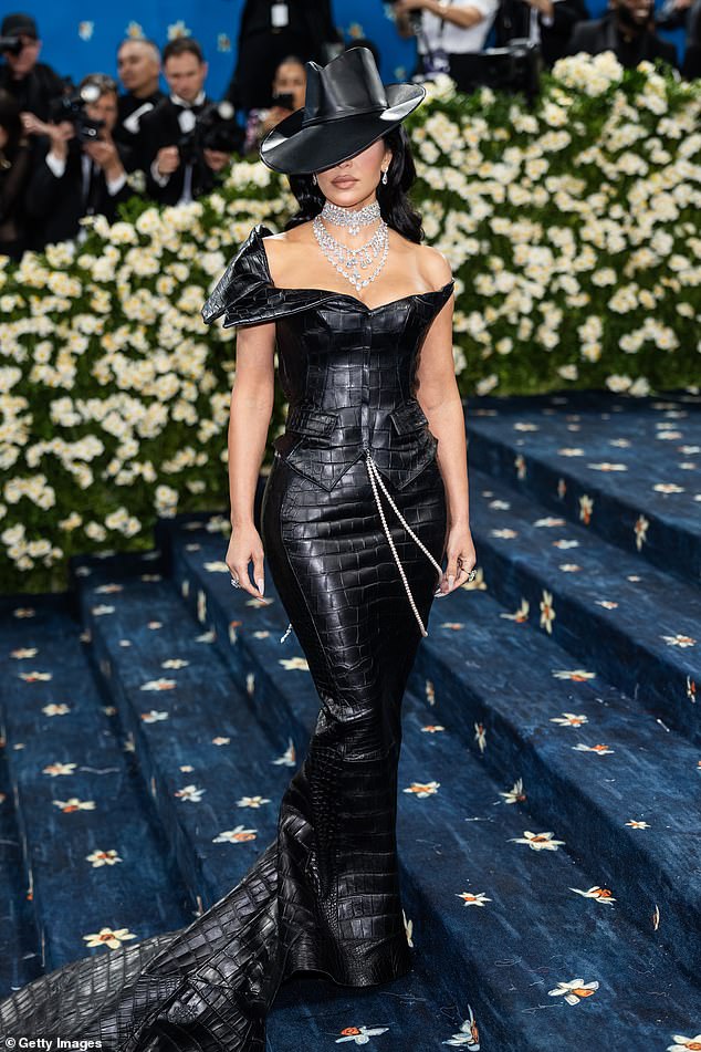 Kim Kardashian nosila je kožnu haljinu dužine poda i odgovarajući Fedoru iz kromiranih srca