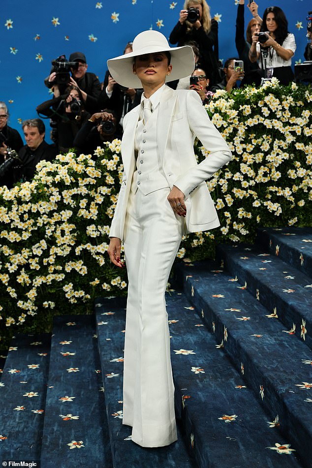 Zendaya, u potpuno bijelom odijelu i disketom iz Louis Vuittona, pokazao se razočaravajućim