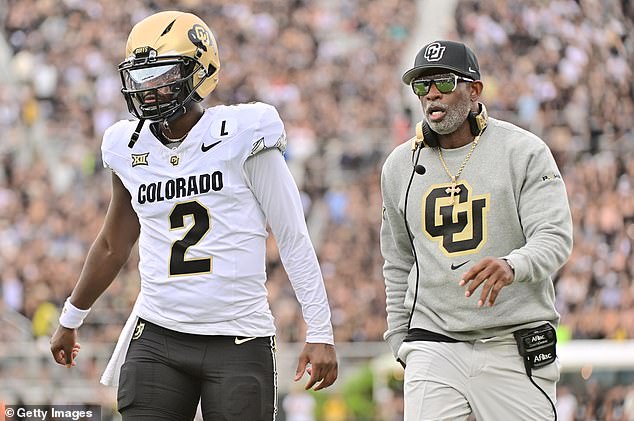 Glavni trener Deion Sanders iz Colorado Buffaloes razgovara sa Shedeur Sanders #2 prije utakmice protiv UCF Knights -a na stadionu FBC Mortgage 28. rujna 2024.
