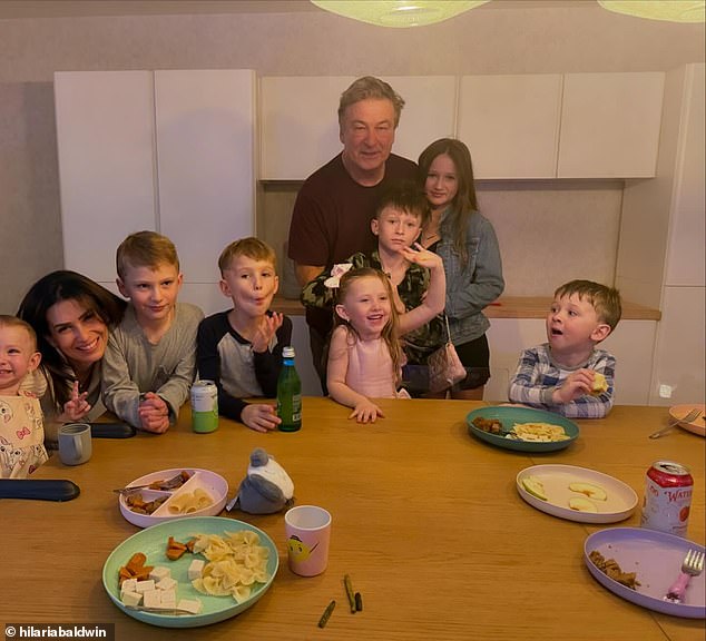 Udala se za glumca hrđe 2012. godine i dijele sedmero djece: Carmen, 11, Rafael, devet, Leonardo, osam, Romeo, šest, Eduardo, četiri, Marilu, četiri, i Ilaria, dva