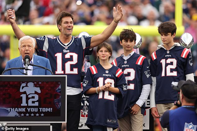 Brady je sa svojim troje djece prikazan 2023. godine na ceremoniji slaveći svoju NFL karijeru