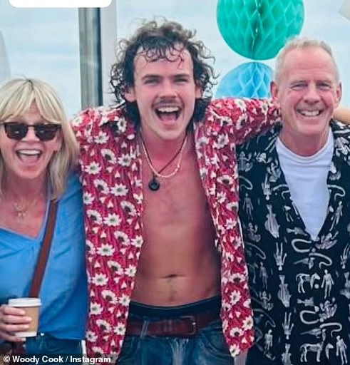 Woody, koji također nastavi karijeru u glazbi, inzistirao je da se 