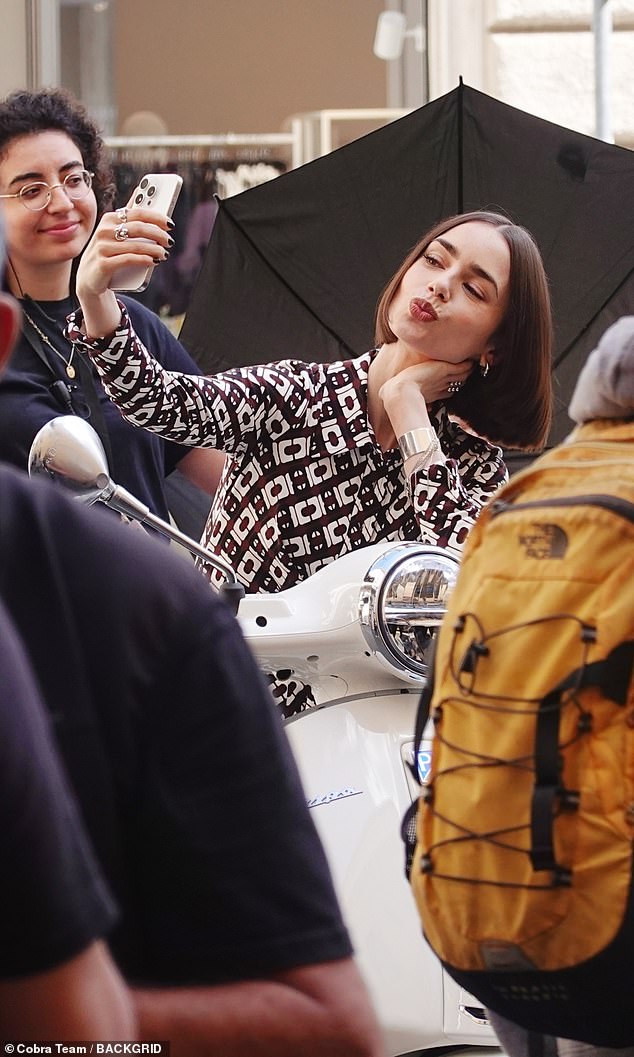 Emily je povukla simpatične izraze za svoje slike na krem vespa