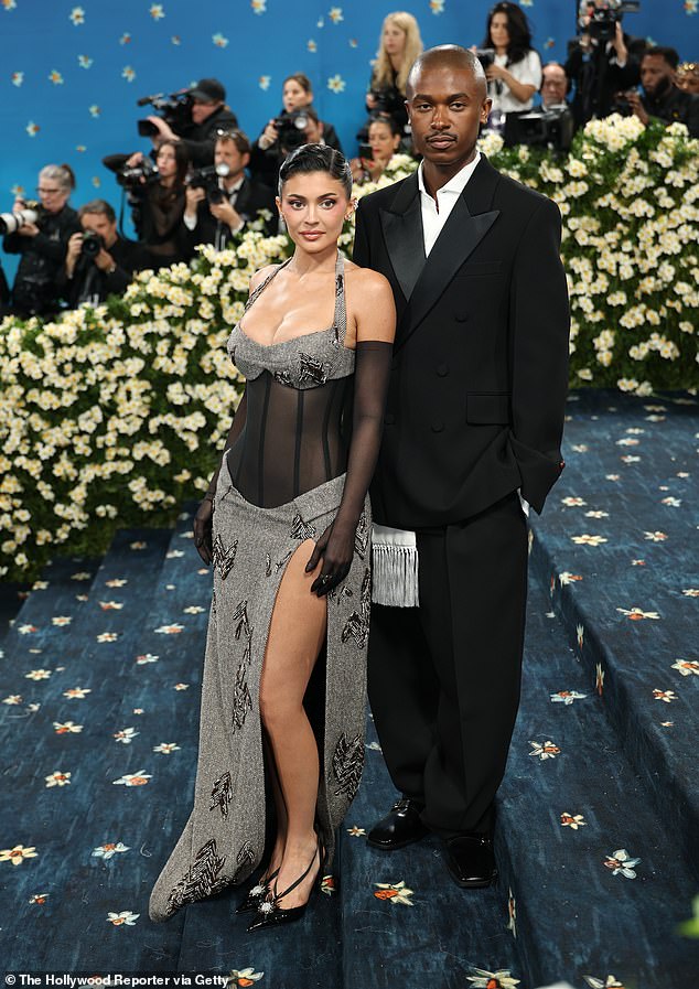 'Timothée je razmotrio odlazak na Met Gala, ali on je veliki obožavatelj Knicks -a, a Kylie to zna', rekao je izvor (na slici Jenner i dizajner Maximilian Davis na Met Gala)