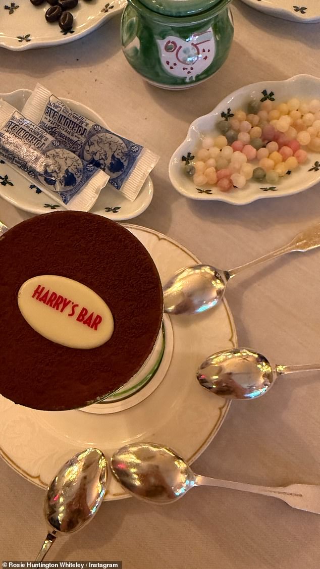 Model je također uživao u raskošnom ručku u Harryjevom baru, tretirajući svoje sljedbenike na snimku svog popustljivog deserta Tiramisu