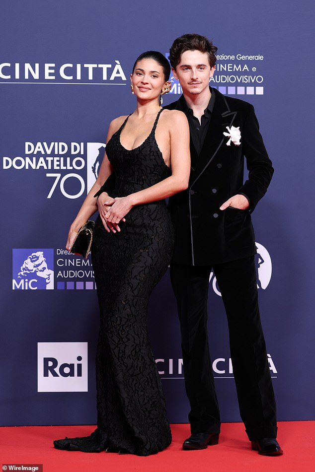 Ranije ovog tjedna, navijači nagađaju hoće li Kylie i Timothee koristiti Met Gala za debi na crvenom tepihu, ali nominirani za Oscara bio je primjetno odsutan