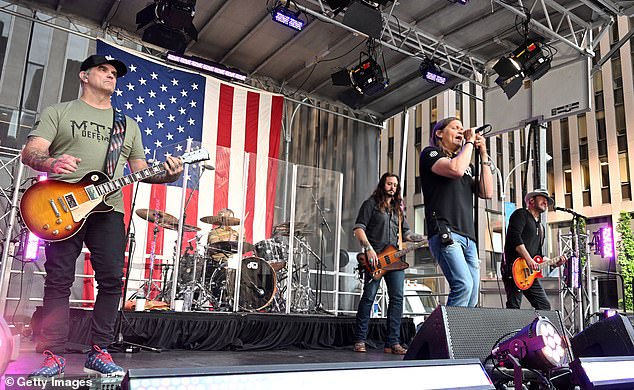 Arnold je na slici s bendom, uključujući Chris Henderson, Greg Upchurch, Justin Biltonen, Brad Arnold i Chet Roberts