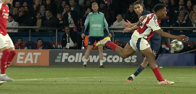 Nakon provjere VAR-a, Zwayer je donio kontroliralnu odluku da dodijeli kaznu protiv Mylesa Lewis-Skellyja dok se Arsenal povukao