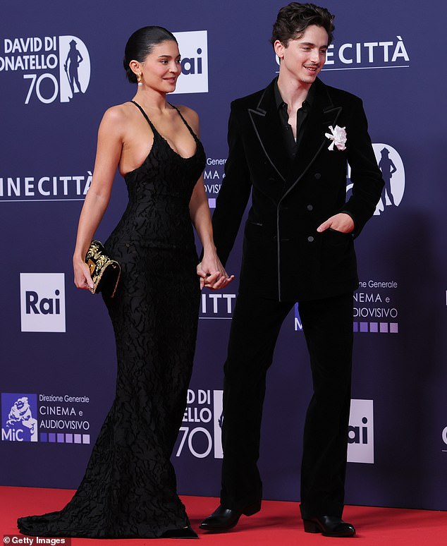 Kylie se probudila u crnoj haljini koja se zagrlila, koja se prilijepila za njezine obline i držala se tankim remenima koji su joj omotani oko ramena
