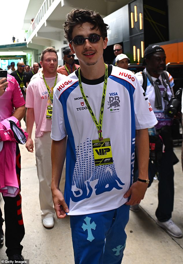 Chalamet je ostao iza, a kasnije je primijećen kako izlazi iz svog hotela u nedjelju prije nego što se pojavio na Grand Prix Solo