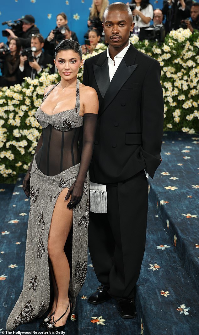 Kylie se probudila dok se zaustavila na zvijezde Met Gala u NYC-u samo nekoliko dana prije nego što je krenula u Italiju zajedno s Timotheeom; Gledano s dizajnerom Maximilian Davisom na događaju u ponedjeljak