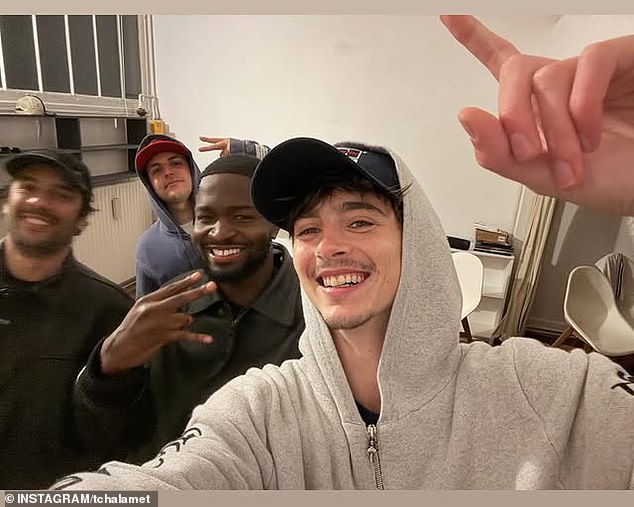 Međutim, Chalamet nije bio pored nje i umjesto toga je odlučio ostati s prijateljima da gledaju igru Knicks