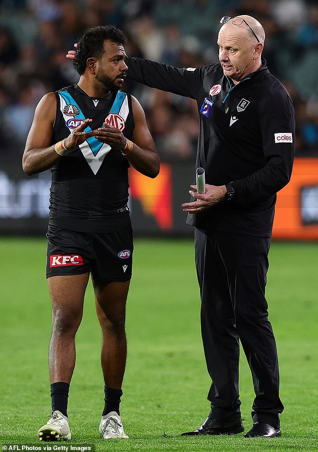 Mnogi obožavatelji u nevjerici bili su u nevjerici da AFL nije sankcionirao Rioli (slika je lijevo, s trenerom Port Adelaidea Ken Hinkley)