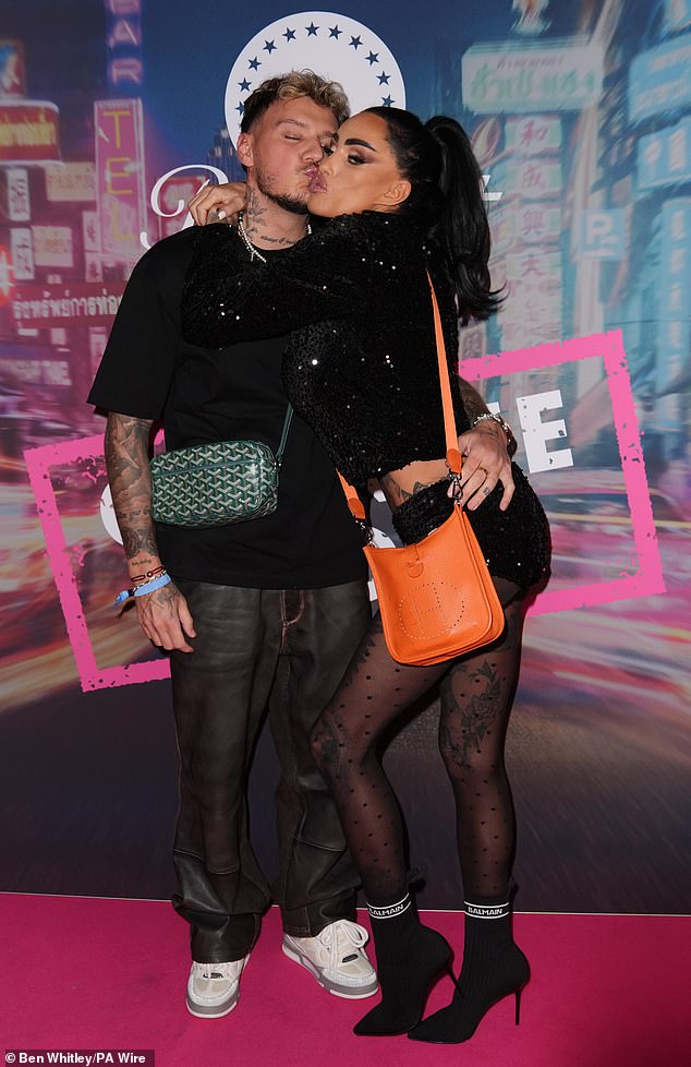 Katie Price i JJ Slater izazvali su glasine o podjeli u četvrtak nakon što su obrisali sve tragove jedni drugima sa svojih Instagram računa