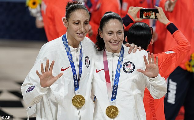 Bird (R) osvojio je pet zlatnih medalja s američkom košarkom - drugom najviše iza Diane Taurasi (L)