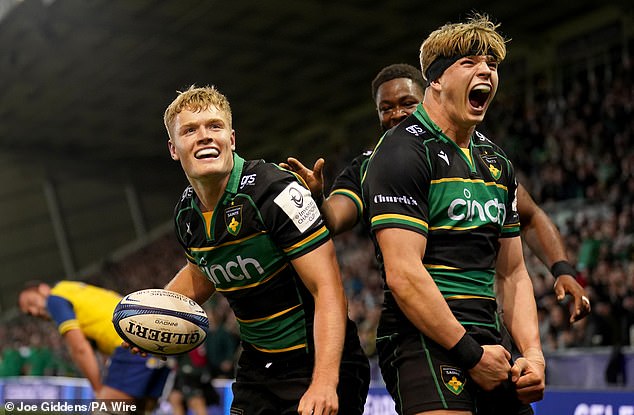 Kao i njegov suigrač Saints Pollock, Fin Smith (lijevo) morao je ići