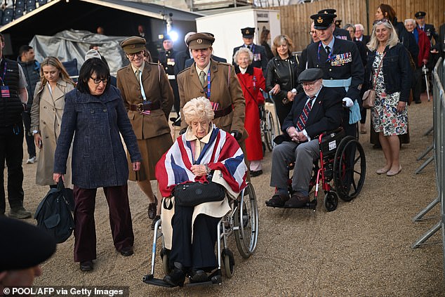 Veterani koji dolaze na slavljenički koncert, obilježavajući day, koji se održava večeras