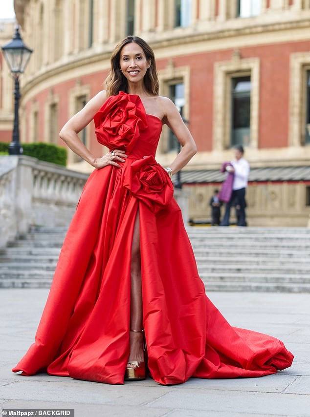 Pjevačica je prikazala njezin tonirani okvir u podijeljenom haljini, ukrašenom ogromnim detaljima luka