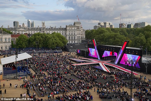 Tisuće su se počele okupljati danas popodne