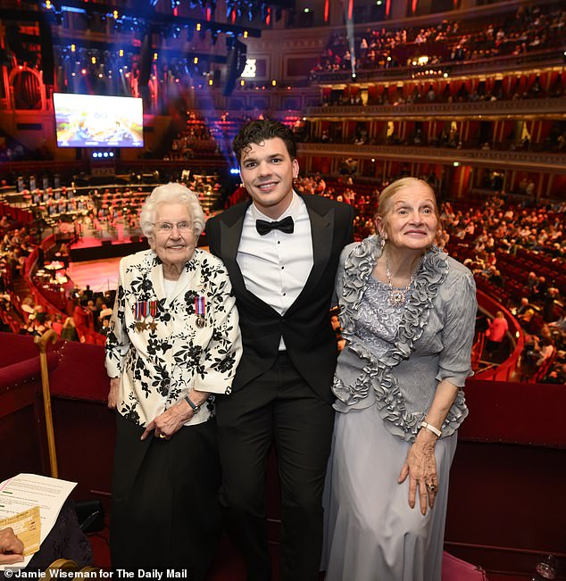 WW2 Evacueee Doreen Simpson (L) i Ruth Barnwell (R) sastali su se s pobjednikom izdajnika i vojnim veteranom Harryjem Clarkeom (c) na 80. proslavi u Kraljevskoj Albert Hall