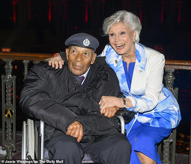 Angela Rippon nasmiješila se zajedno s veteranom Gilbertom Clarkeom