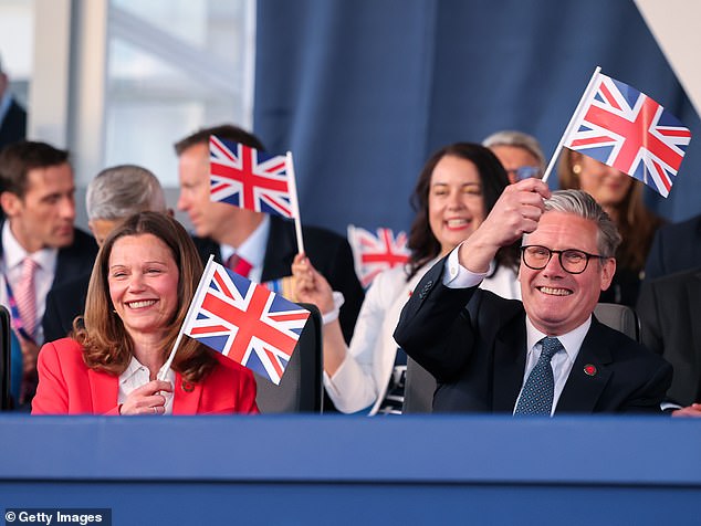 Sir Kier Starmer i njegova supruga Victoria mahali su zastavama kako bi proslavili