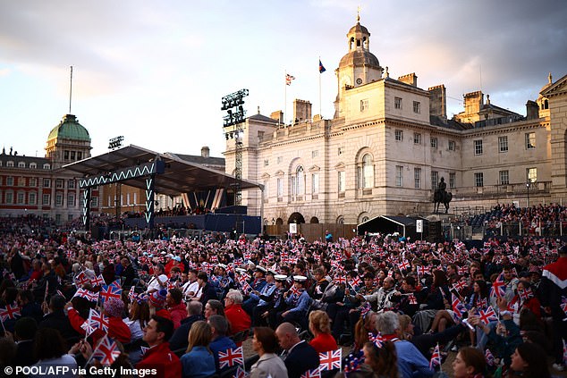 Ljudi su se okupili širom Londona kako bi proslavili i obilježili 80 godina od kraja Drugog svjetskog rata