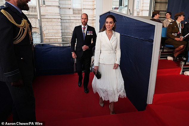 Kate je bila vizija jednobojnog izgleda, u kojoj je bila suknja od tila i čipke i bijela blejzer, večeras