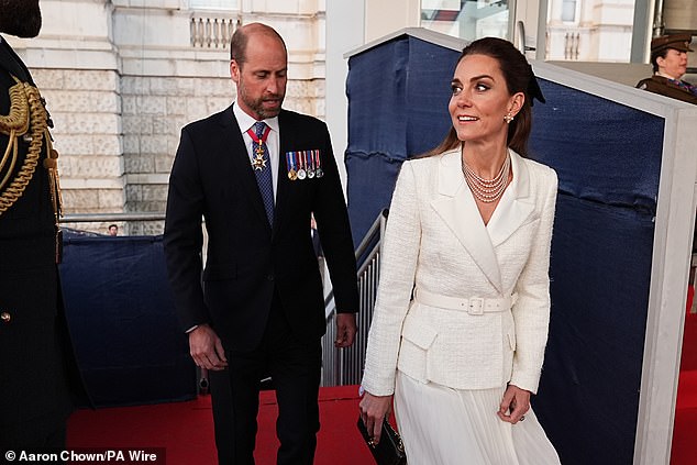 Kate je dovela niz bisera kako bi se dodala, dok se William odlučio za crno odijelo i plavu kravatu